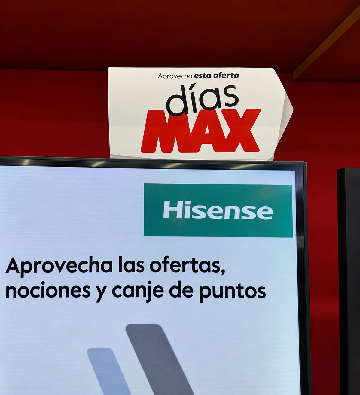 TV tag de Días MAX colocado sobre un televisor Hisense en tienda